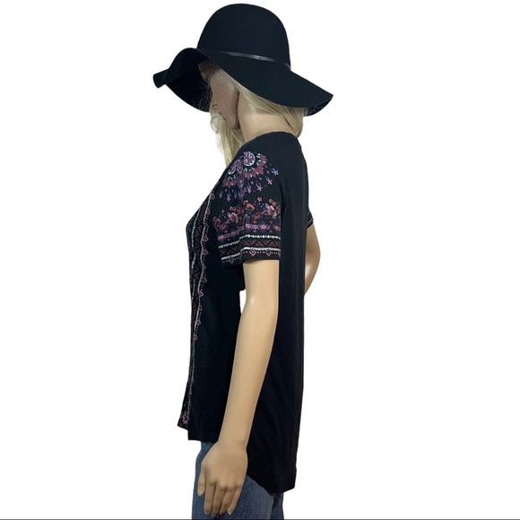 St. John’s Bay Black and floral print V-neck top - Picture 5 of 9